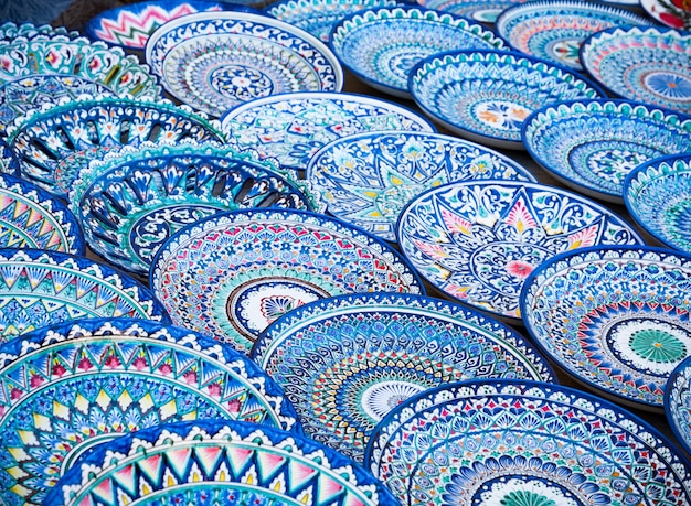 Assiettes en céramique décoratives avec ornement traditionnel ouzbek sur le marché de rue de Boukhara. Ouzbékistan, Asie centrale, Route de la soie