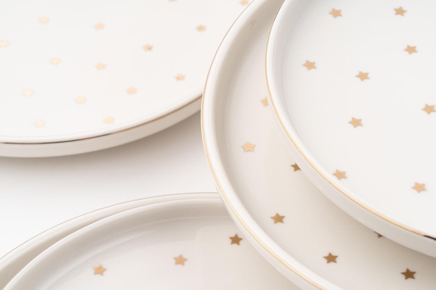 Les assiettes en céramique isolé sur fond blanc