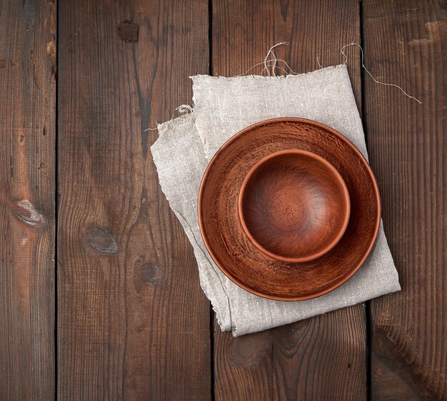 Assiettes en céramique marron vides sur une table en bois