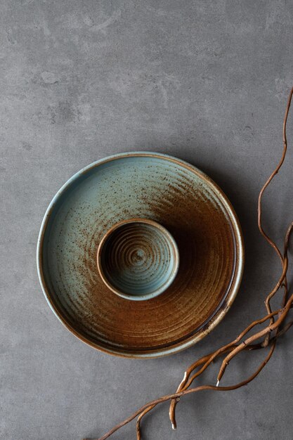 Assiettes en céramique vides sur fond de béton gris Plats mats sur fond texturé en pierre