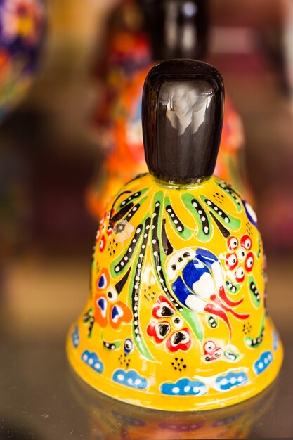 Assiettes colorées en poterie à Rhodes, Grèce.