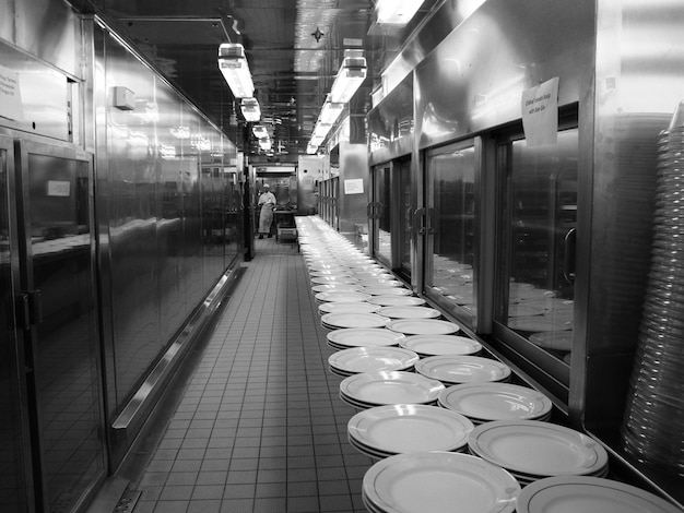 Photo des assiettes disposées dans la cuisine d'un restaurant