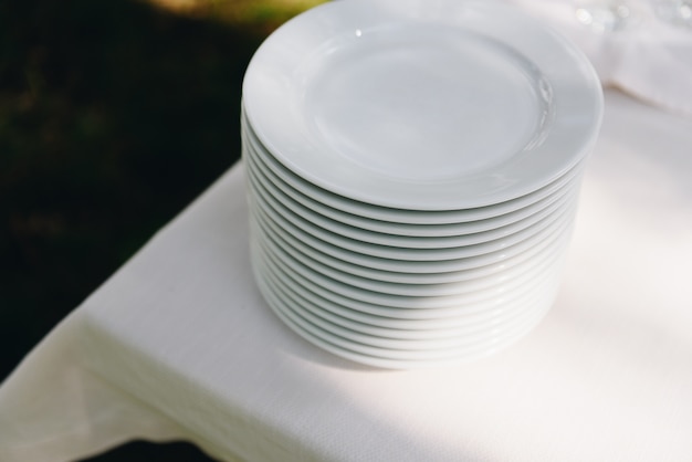 Assiettes empilées à un buffet en attente d'invités lors d'une fête ou d'un événement