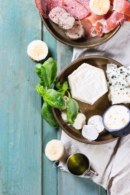 Assiettes de fromage et de saucisse