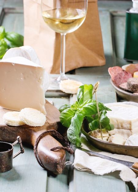 Assiettes de fromage et de saucisse