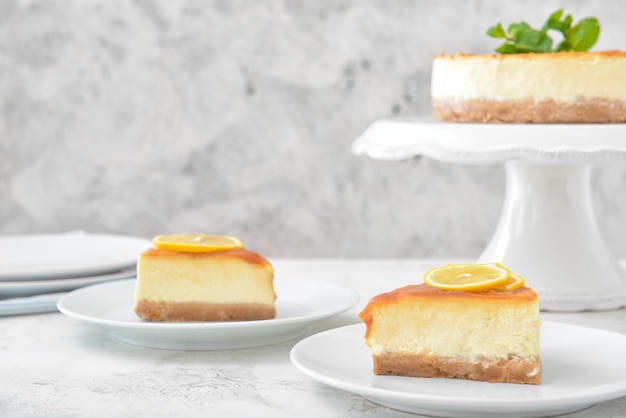 Assiettes avec des morceaux de délicieux cheesecake sur table