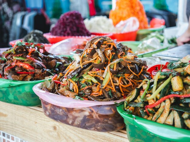 Assiettes et plateaux avec cornichons se trouvant sur le marché