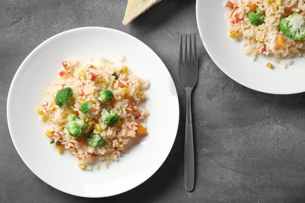 Assiettes avec riz pilaf et brocoli sur table