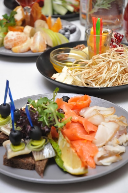 Assiettes avec de savoureux apéritifs lors d'un banquet dans un restaurant