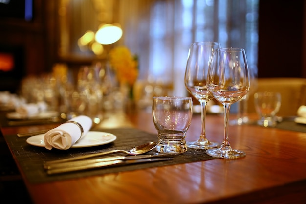 Assiettes et verres sur la table dans le restaurant