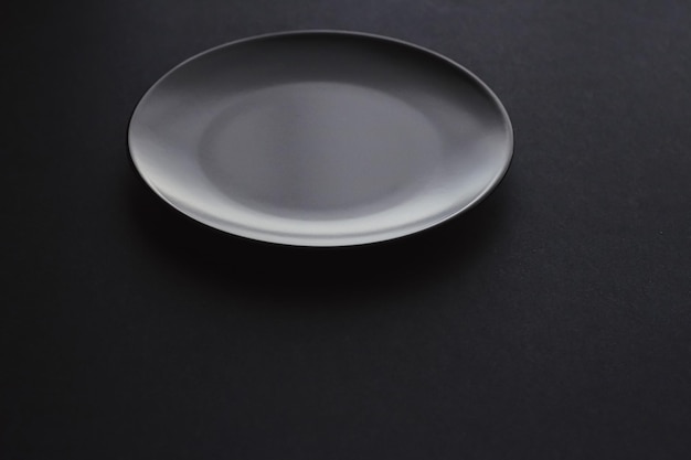 Assiettes vides sur fond noir vaisselle haut de gamme pour le dîner de vacances design minimaliste et régime alimentaire