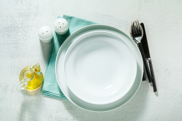 Assiettes vides sur une serviette bleue et blanche