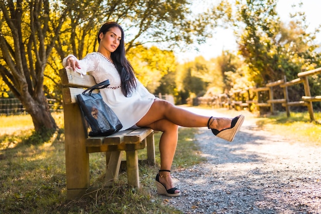 Assis sur un banc fixant avec un regard subtil et sensuel