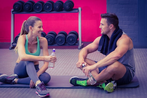 Assis couple musclé parler ensemble