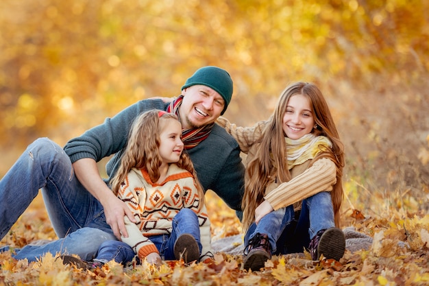 Assis dans les feuilles d'automne