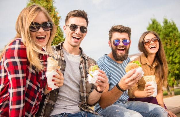 Assis dans le parc et manger du fast food ensemble.