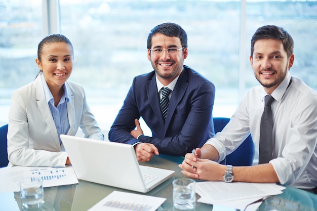 assis homme équipe de travail de bureau