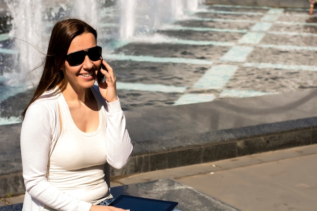 Assis et relaxant à côté de la fontaine