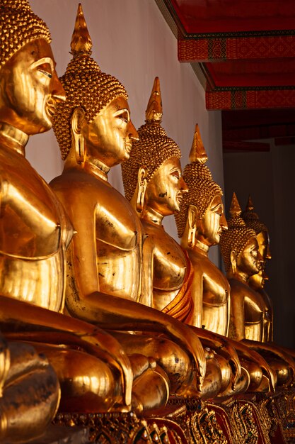 Assis des statues de Bouddha, Thaïlande