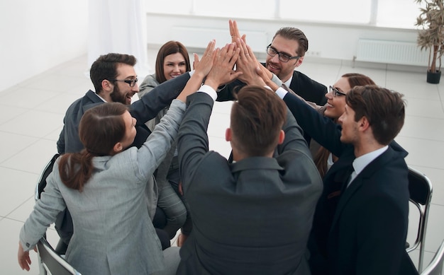 Assis à une table ronde et montrant leur unité photo avec espace de copie