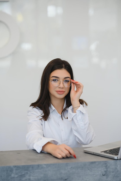 Assistance téléphonique dans le micro-casque sur le lieu de travail