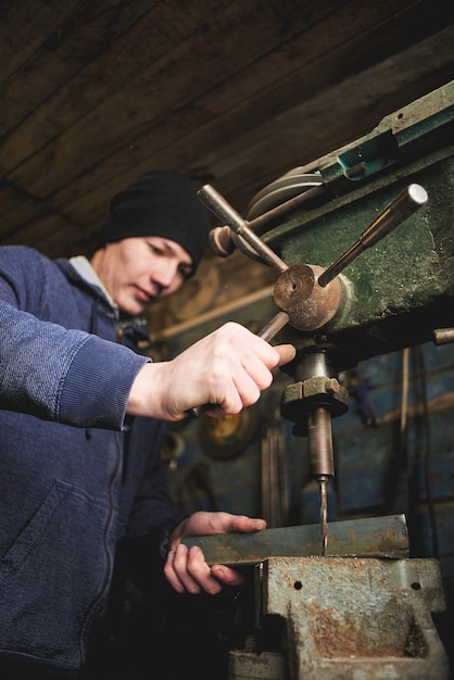 L'assistant fabrique une perceuse