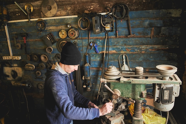 L'assistant fabrique une perceuse