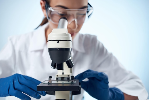 Assistant de laboratoire femme recherche diagnostic microscope science agrandi
