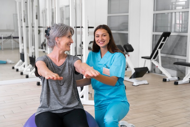 Assistant médical aidant le patient avec des exercices de physiothérapie