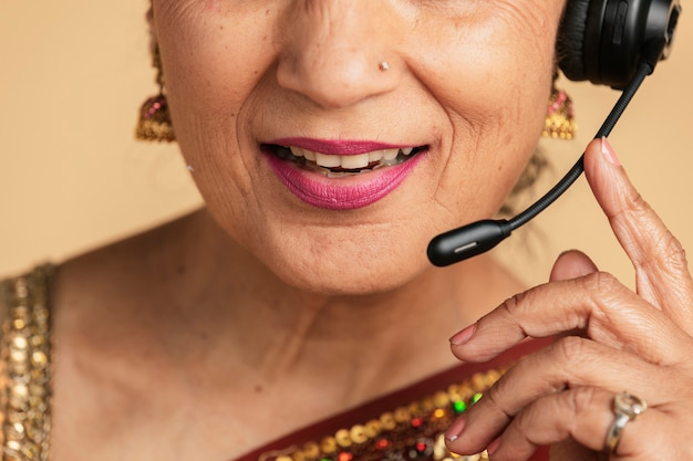 Assistant Opérateur Indien Utilisant Un Casque Micro Lors D'une Conversation Avec Un Client