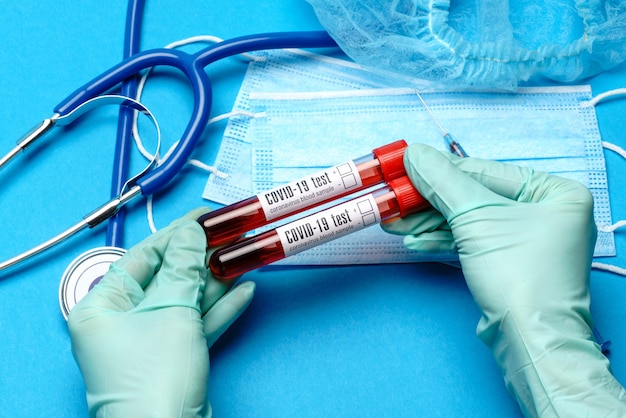 Assistant technicien de laboratoire ou médecin tenant un échantillon de sang dans un tube à essai