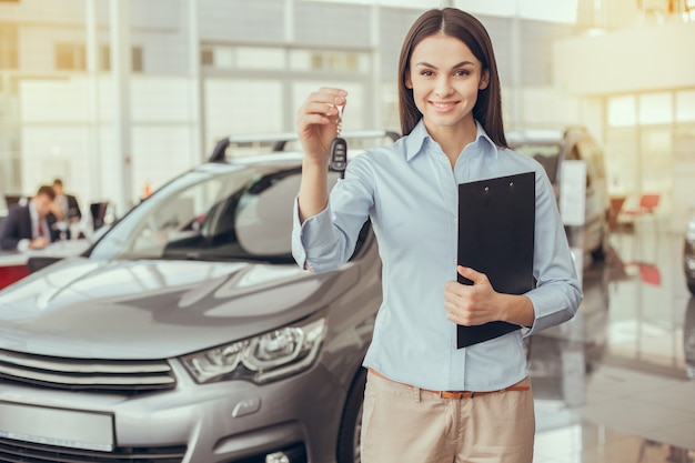 Assistante de jeune femme dans une profession de service de location de voitures