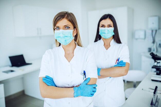 Assistante de laboratoire blonde en uniforme blanc