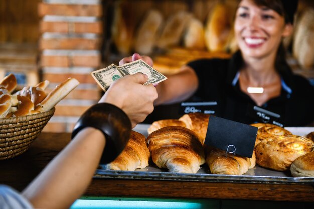 Assistante de magasin vendant des croissants