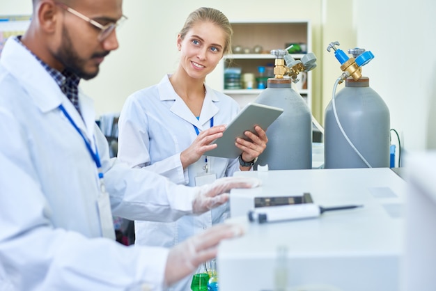 Assistante souriante demandant docteur en médecine