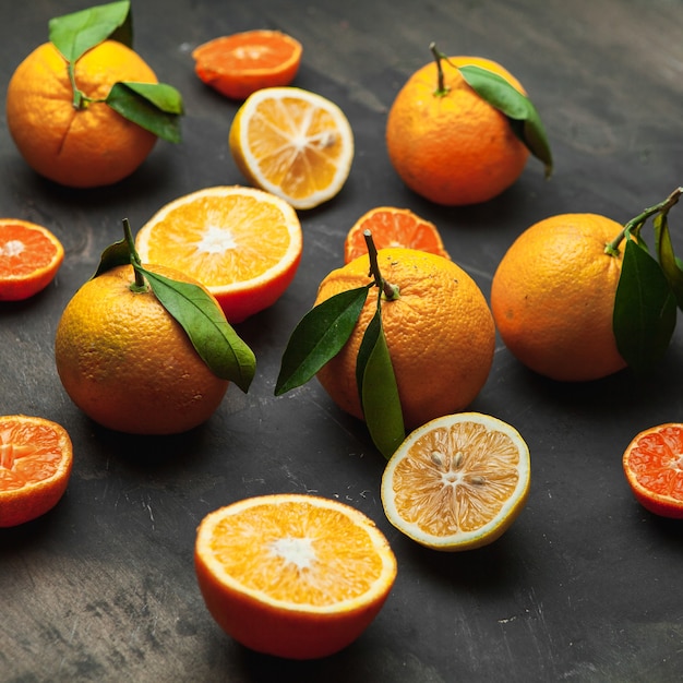 Photo assortiment d'agrumes frais, citron, orange, mandarine, frais et coloré, vue de dessus