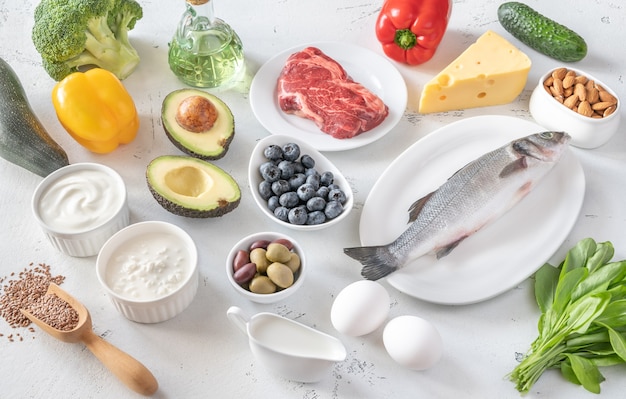 Assortiment d'aliments sur un tableau blanc