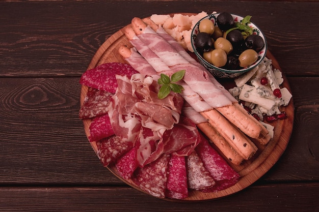 Assortiment d'apéritifs ensemble de saucisses et de fromage sur une planche de bois vue de dessus aucun peuple