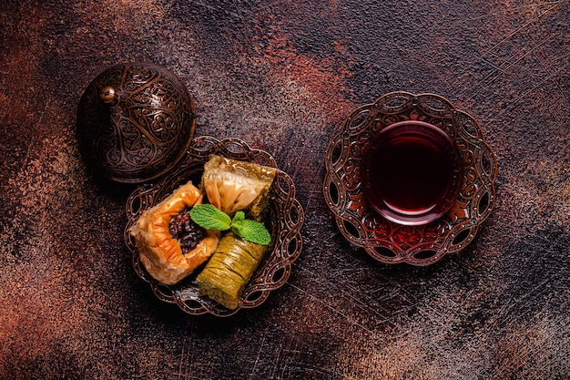 Assortiment de baklava de bonbons arabes turcs traditionnels