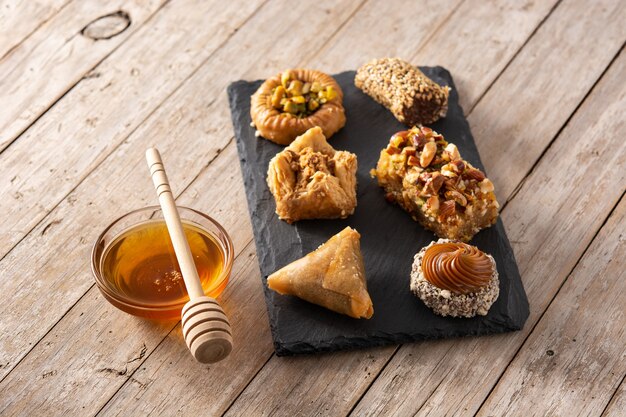 Assortiment De Baklava Dessert Ramadan Et Dates Sur Table En Bois