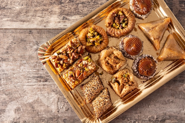 Photo assortiment de baklava dessert ramadan sur table en bois
