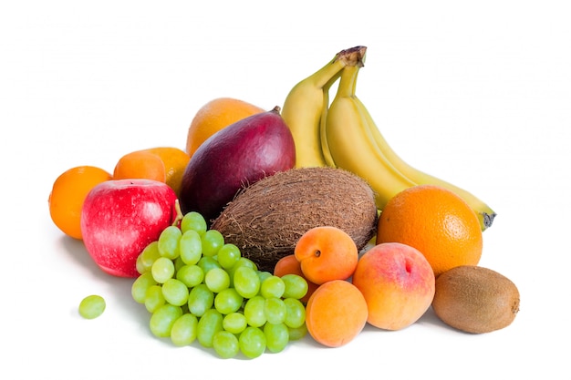 Assortiment de bananes de fruits, mangue, raisins verts, pomme, noix de coco, pêches, abricots, mandarines et kiwi sont isolés.