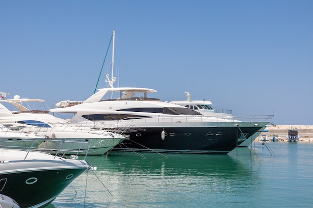 Assortiment de bateaux dans la marina de Latchi Chypre