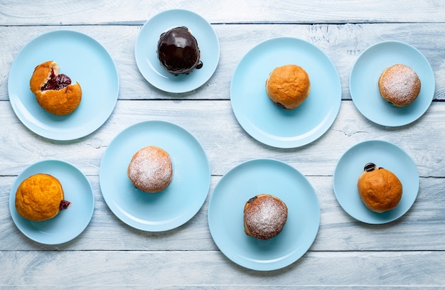 Assortiment de beignets sur assiettes