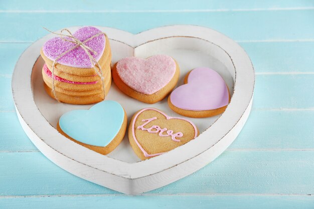 Assortiment de biscuits d'amour en boîte