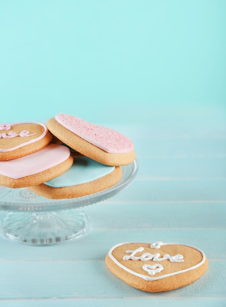 Assortiment de biscuits d'amour sur fond de table en bois bleu