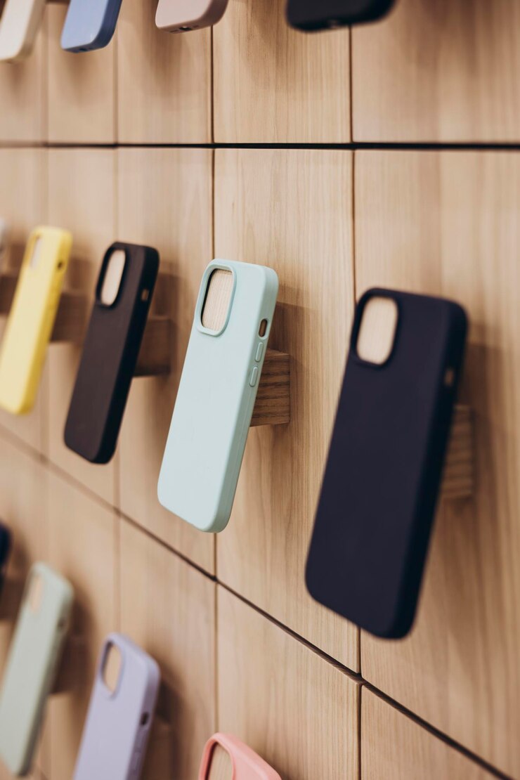 Photo assortiment de boîtiers de protection pour téléphones portables à l'intérieur des magasins d'électronique