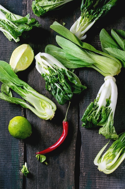 Assortiment de bok choy cru