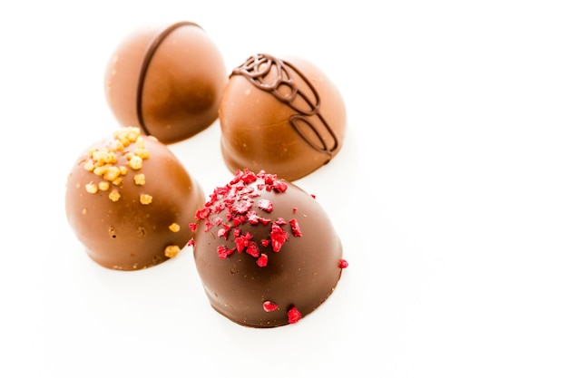 Assortiment de bonbons au chocolat gourmands de différentes formes et couleurs.