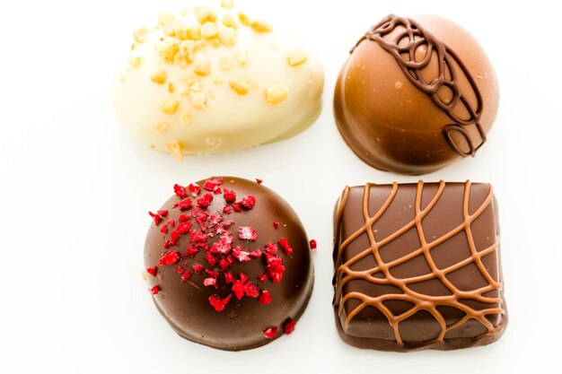 Assortiment de bonbons au chocolat gourmands de différentes formes et couleurs.